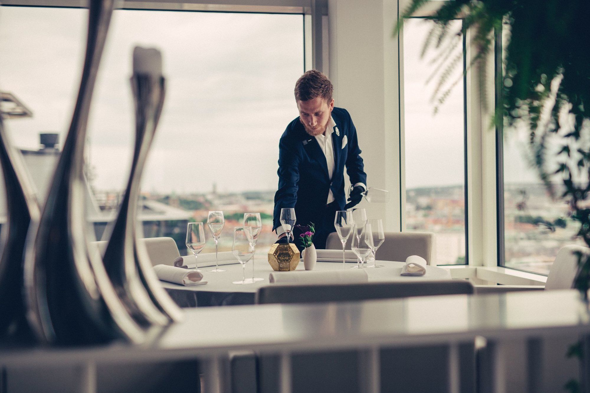 Hotel Upper House à Göteborg Restaurant photo A butler at work
